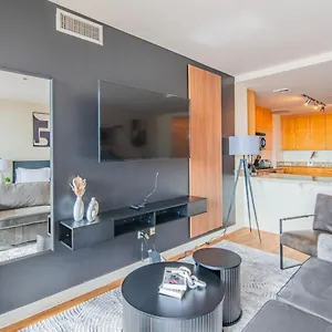  Apartment Luxury 1br Dt Highrise, Pool, Gym, Parking, W-d, Golf